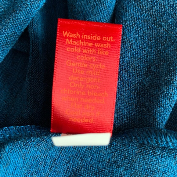 Jennifer Lopez sleeveless scoop neck dress with front criss-cross detail - Picture 5 of 5